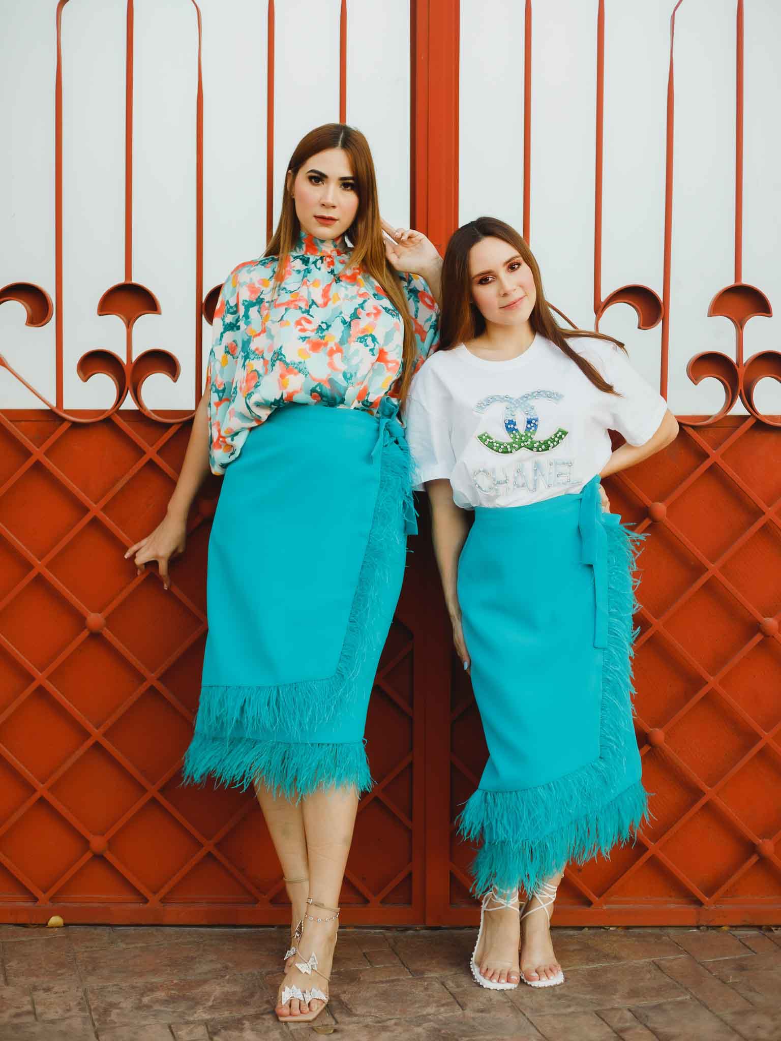 Falda turquesa con plumas