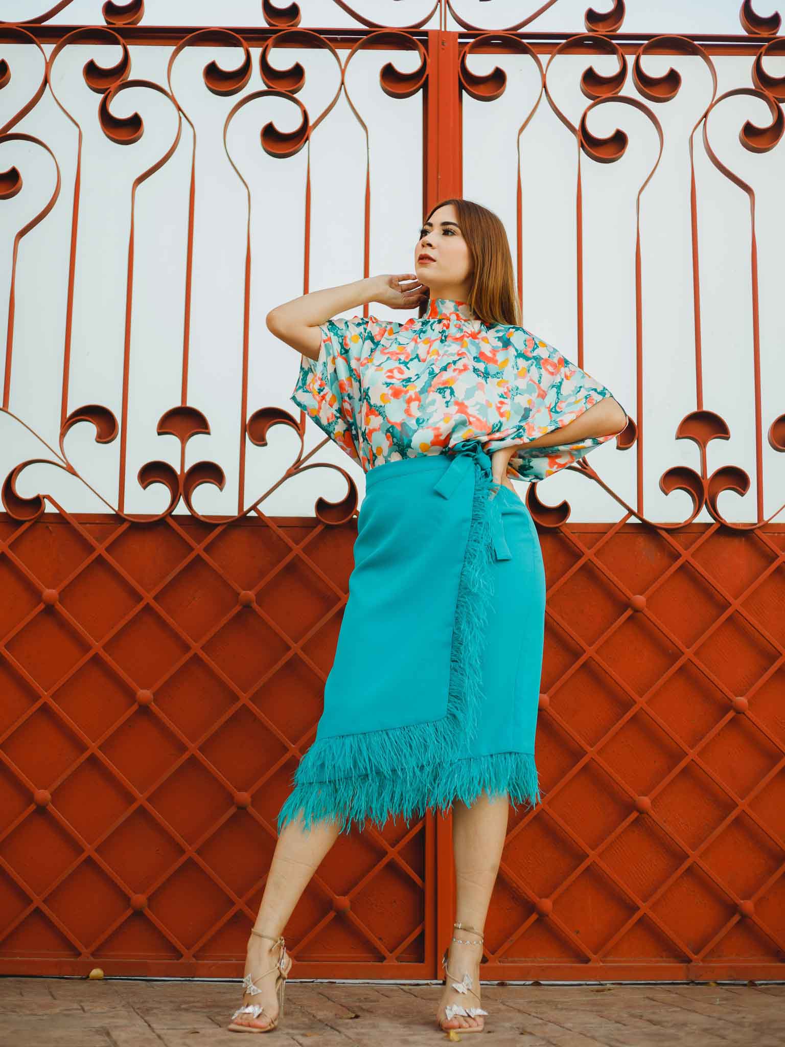 Falda turquesa con plumas