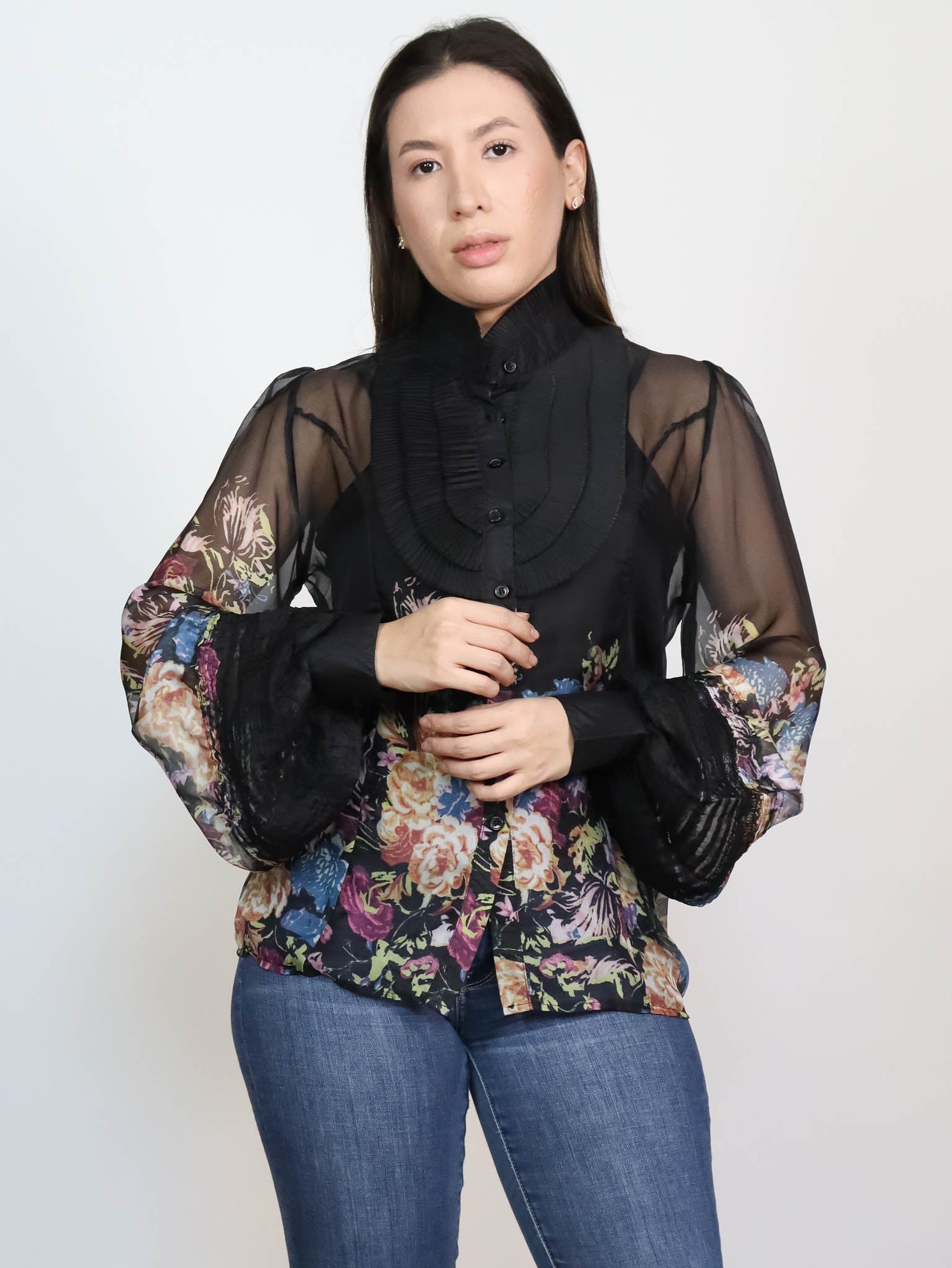 Camisera negra floreada