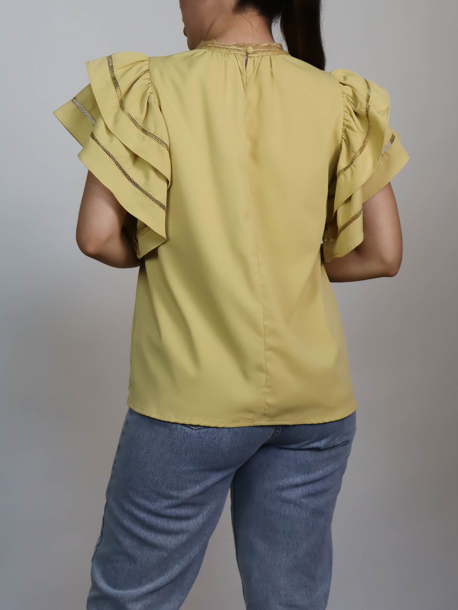 Blusa amarilla olan en manga