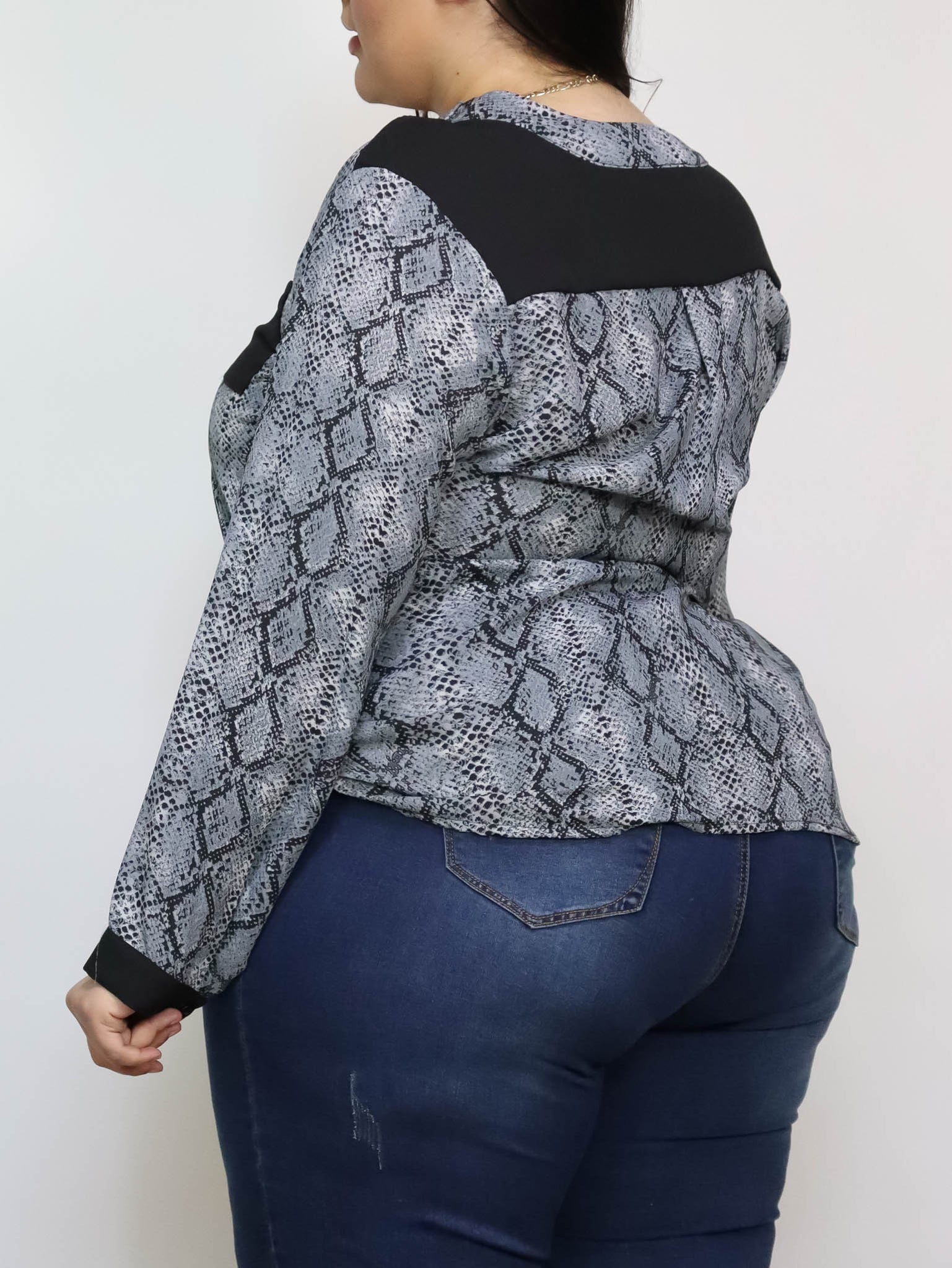 Blusa animal print detalle negro