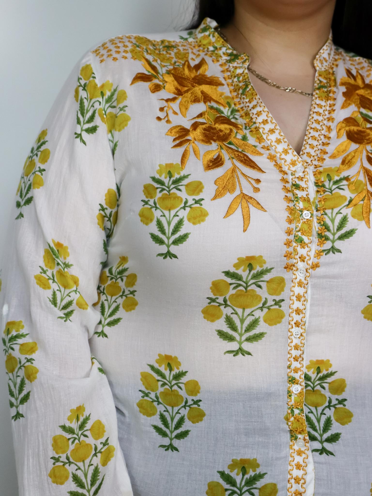 Blusa flores bordadas