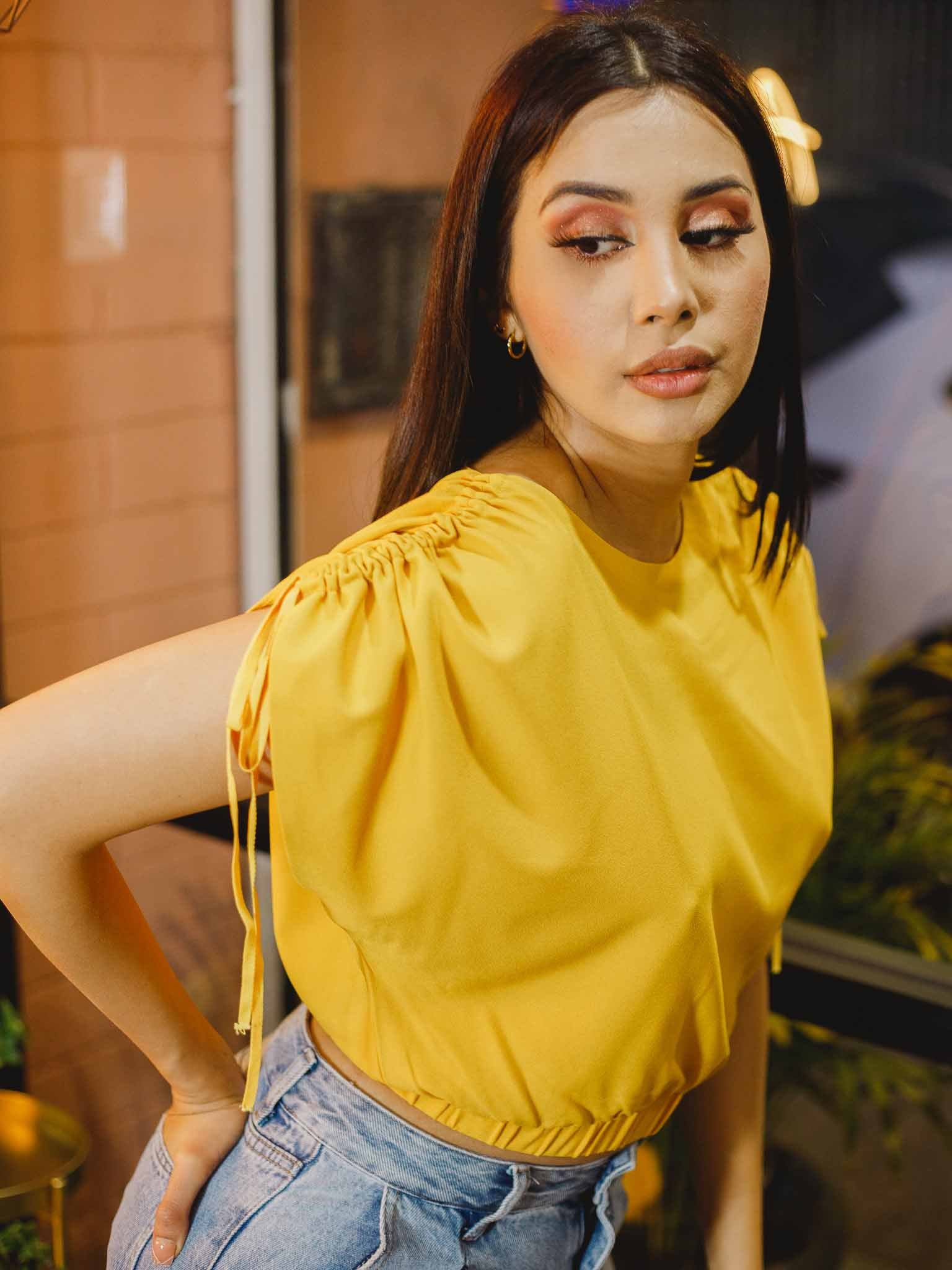 Blusa corta con elástico