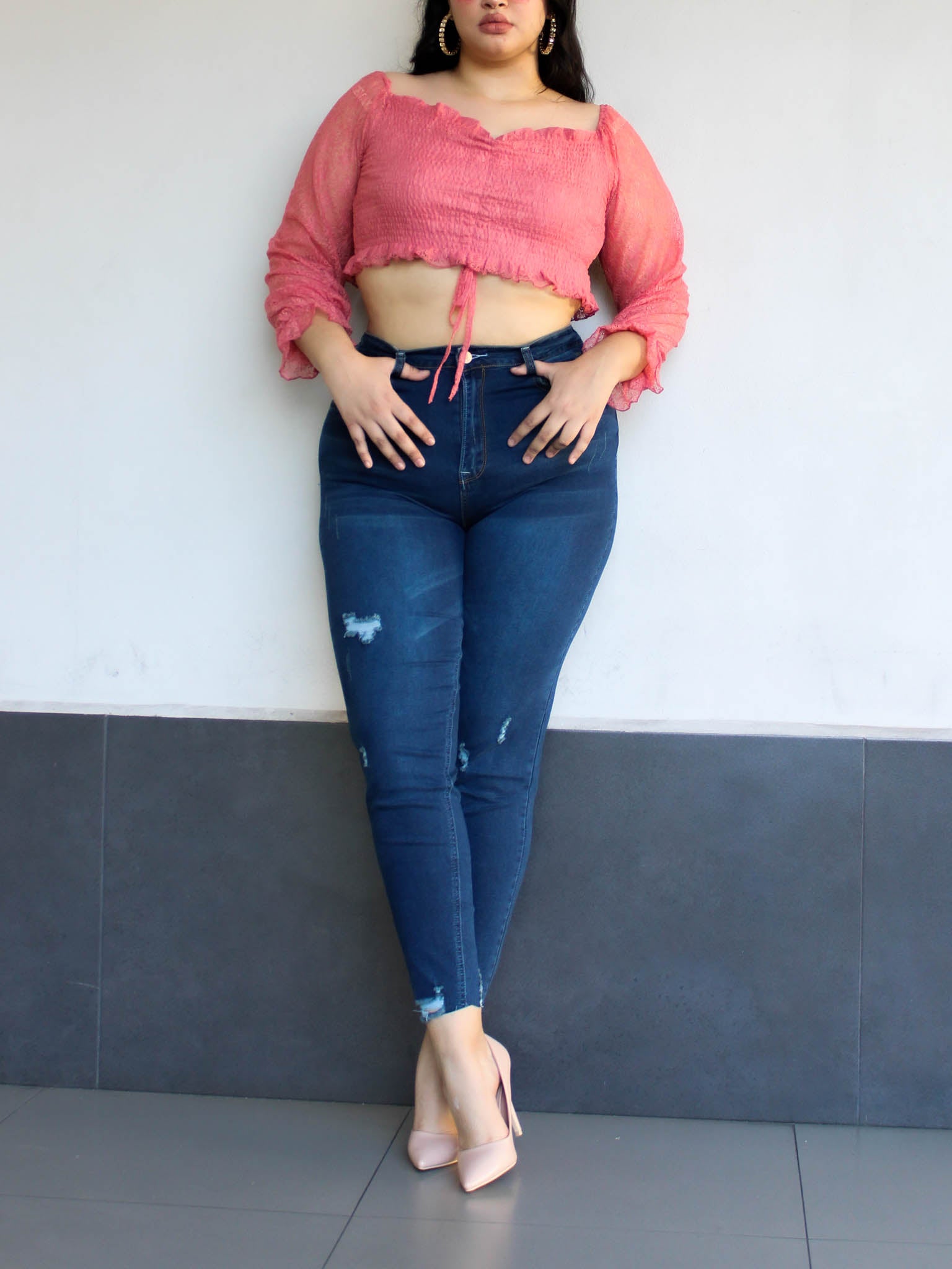 Blusa corta elástico manga larga de encaje