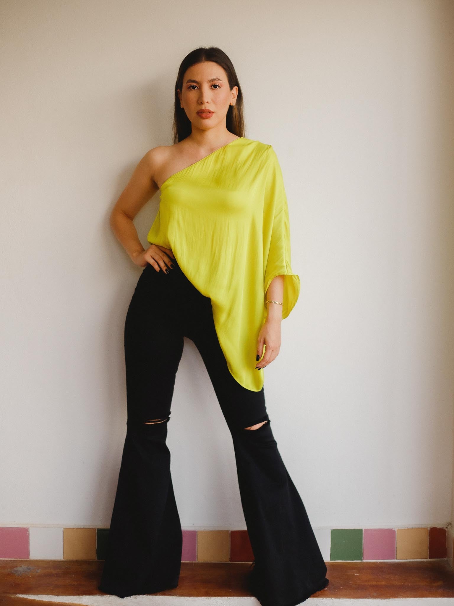 Pantalon negro discount y blusa amarilla