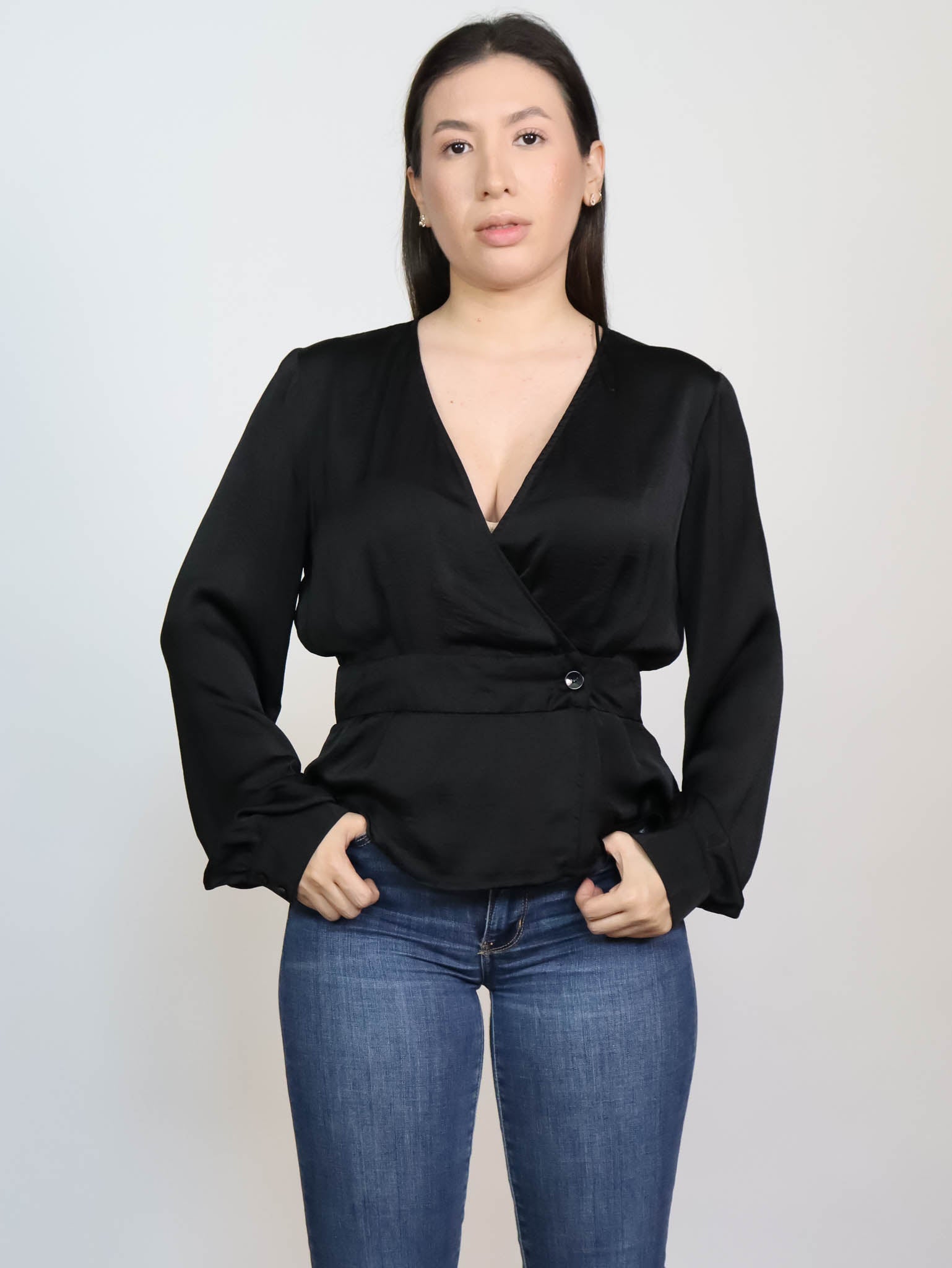 Blusa negra con botón en cintura