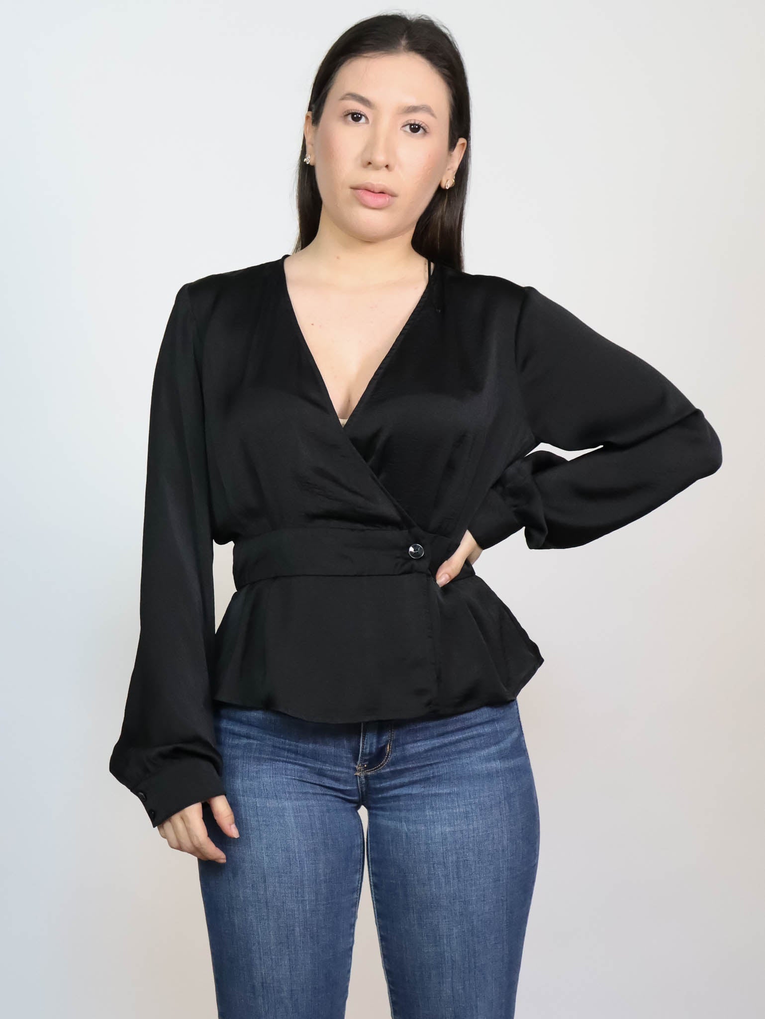 Blusa negra con botón en cintura