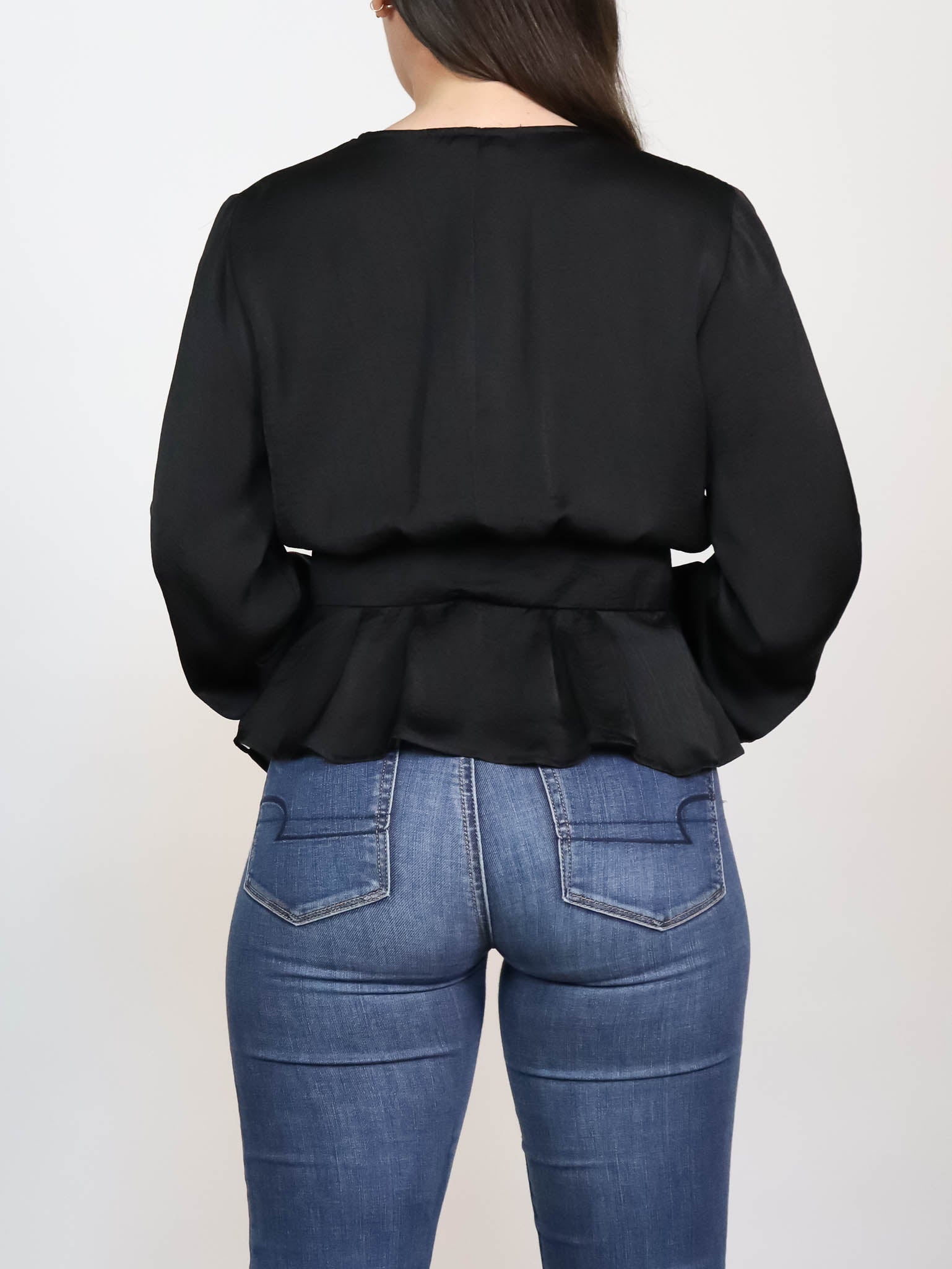 Blusa negra con botón en cintura