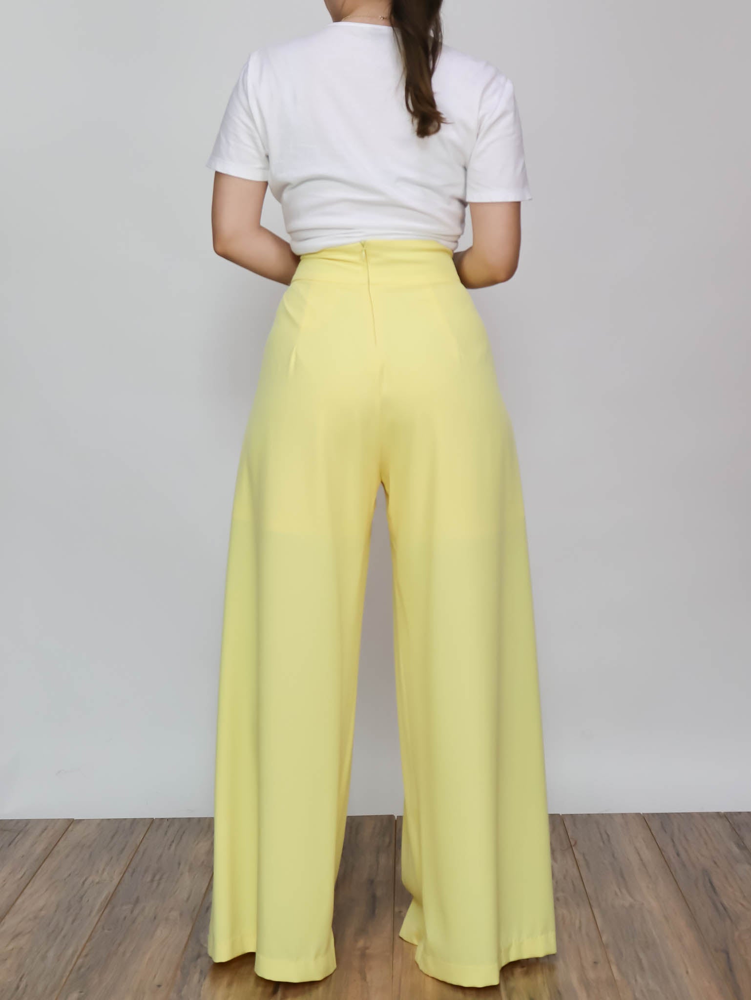 Pantalón tipo palazo amarillo