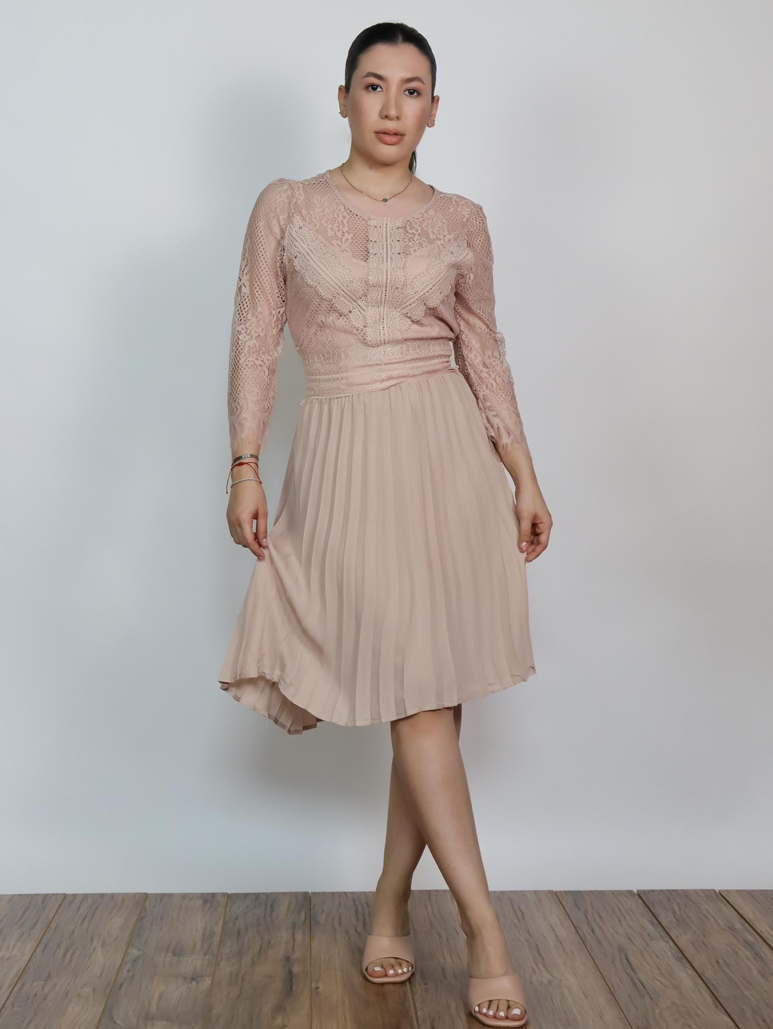 Vestido rosa plisado con encaje